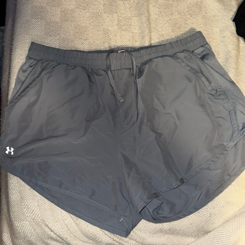 Gray under armor shirts